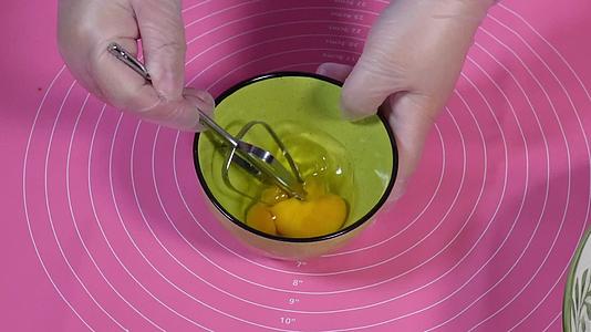 特写厨师打鸡蛋搅鸡蛋磕鸡蛋视频的预览图