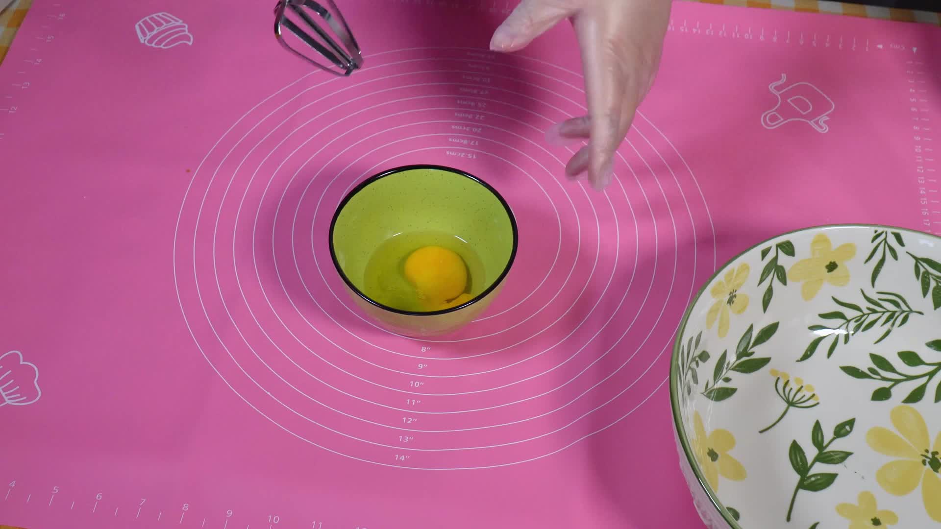 特写厨师打鸡蛋搅鸡蛋磕鸡蛋视频的预览图