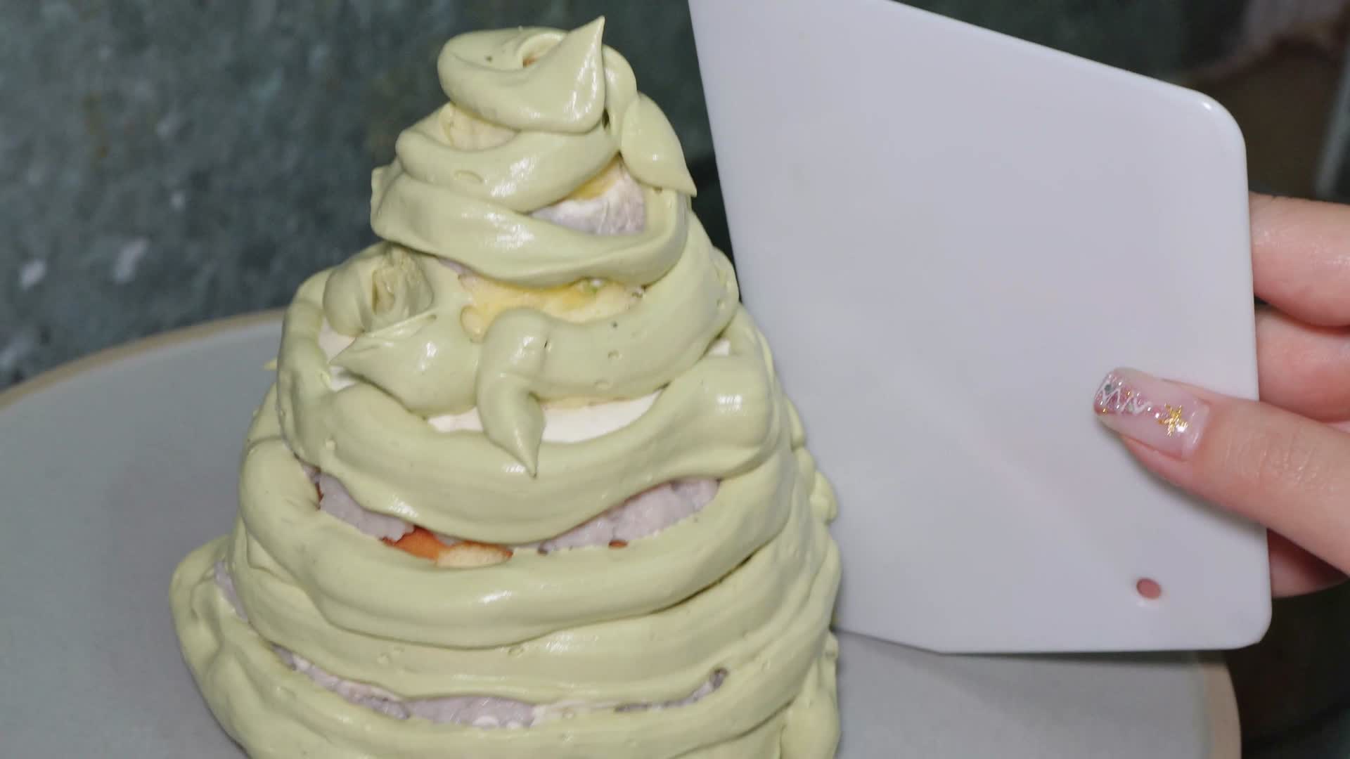 西点抹奶油制作圣诞蛋糕抹茶蛋糕视频的预览图