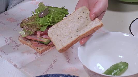 涂抹沙拉酱自制健康三明治健身餐减脂餐三文治视频的预览图