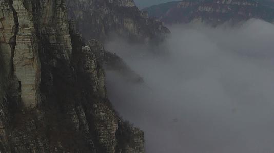 山中峭壁悬崖空境视频的预览图