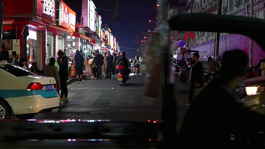 城市夜晚步行街年轻人牵手的情侣情人节视频的预览图