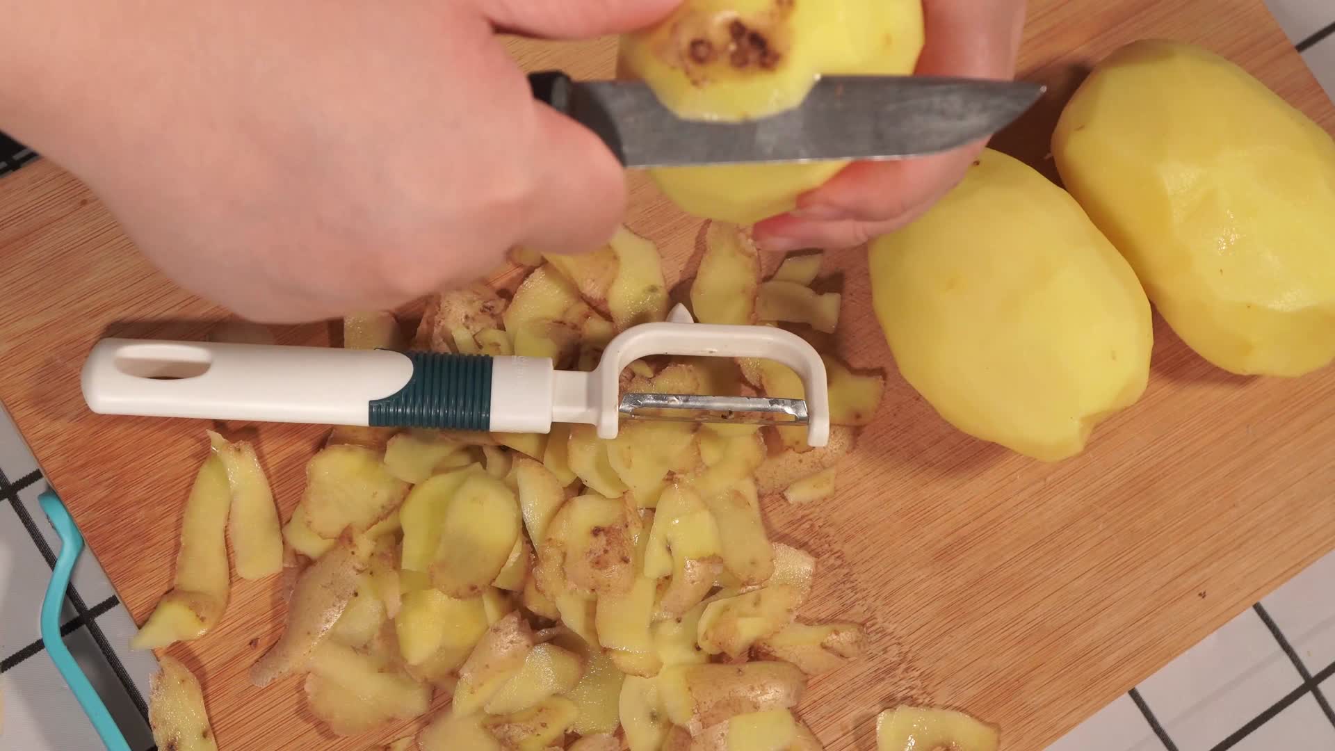 小刀挖发芽土豆马铃薯芽点视频的预览图