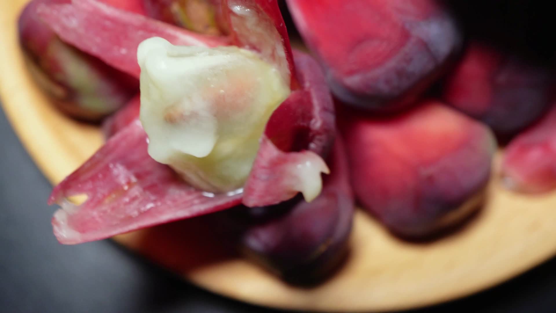 血藤果黑牢固罕见稀有水果视频的预览图