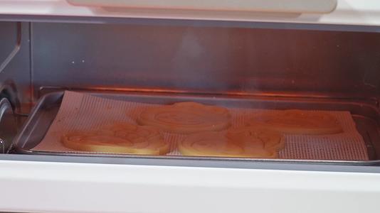美食小烤箱烤饼干姜饼烘焙视频的预览图