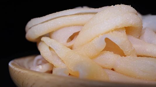 鸭肠鹅肠涮锅火锅食材视频的预览图