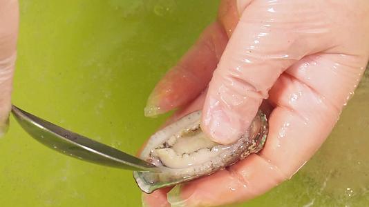 小海鲜鲍鱼处理清洗去内脏视频的预览图