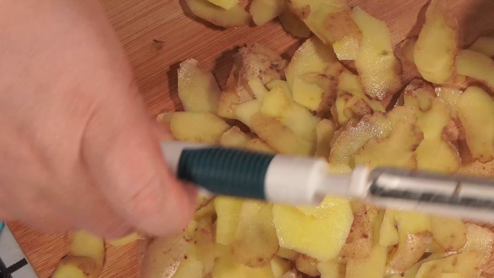 削皮刀削土豆给马铃薯去皮视频的预览图