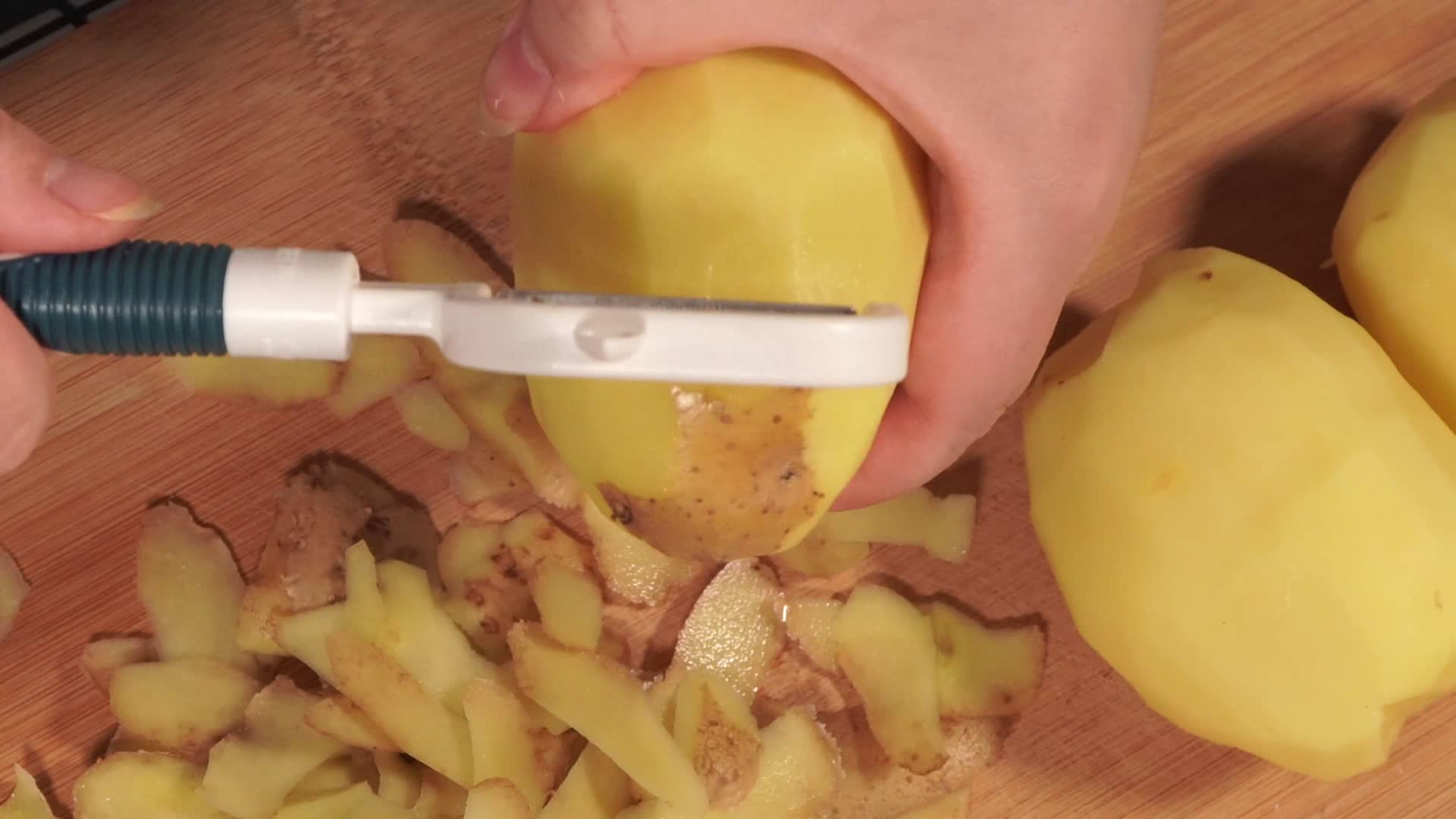 削皮刀削土豆给马铃薯去皮视频的预览图