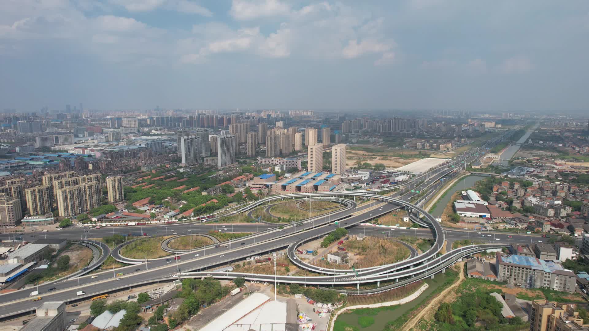 城市高架立交桥交通航拍视频的预览图