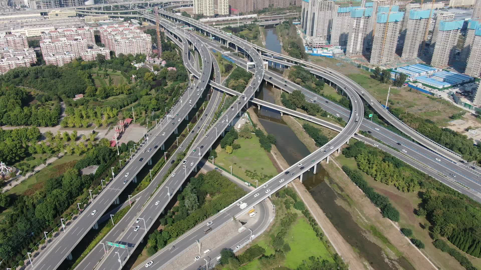 城市交通高架桥拥堵车辆航拍视频的预览图