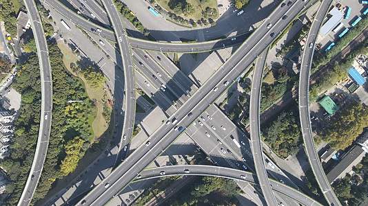 城市交通高架桥拥堵车辆航拍视频的预览图