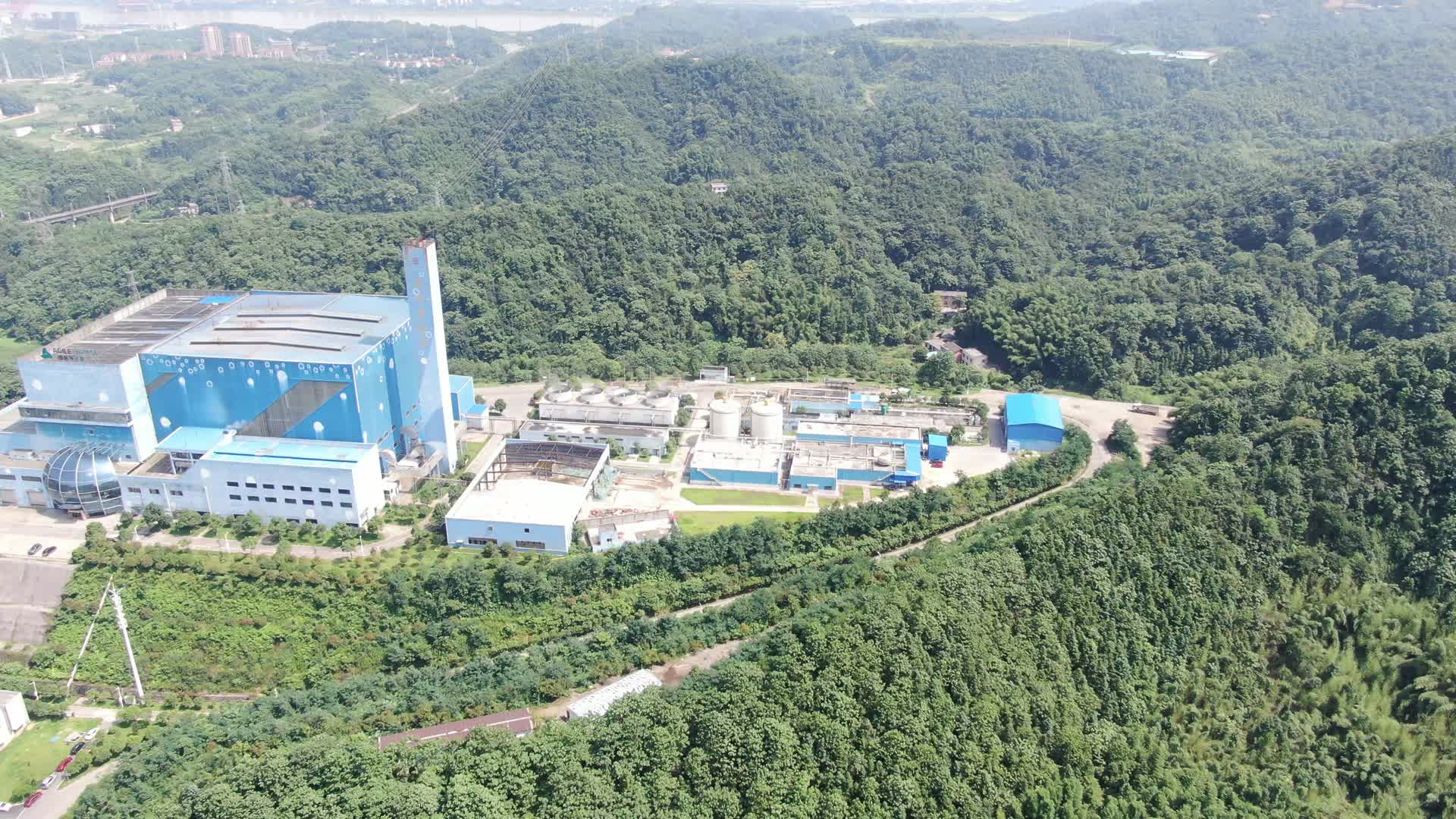 湖南湘潭大山中的工业生产工厂航拍视频的预览图