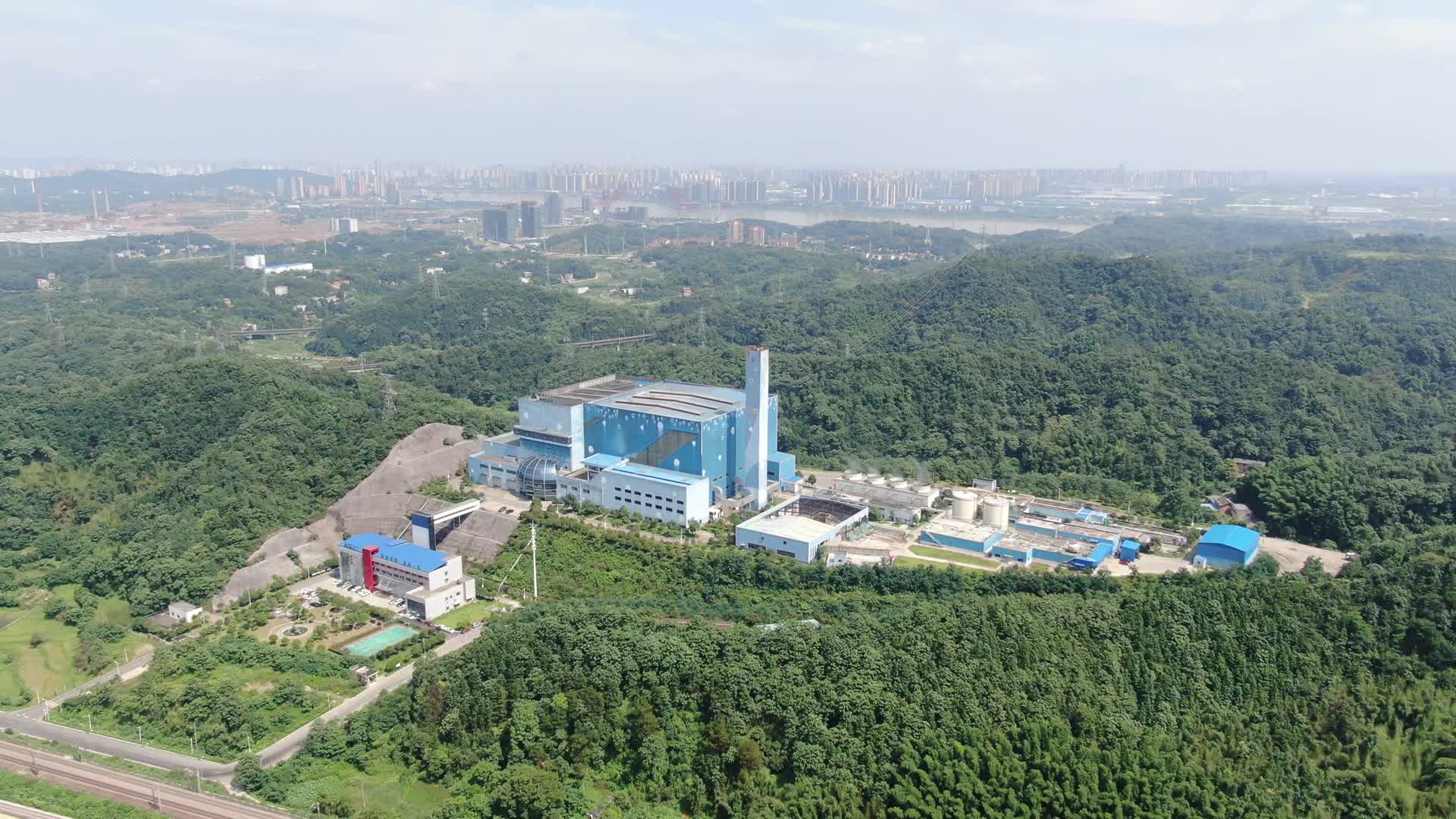 湖南湘潭大山中的工业生产工厂航拍视频的预览图