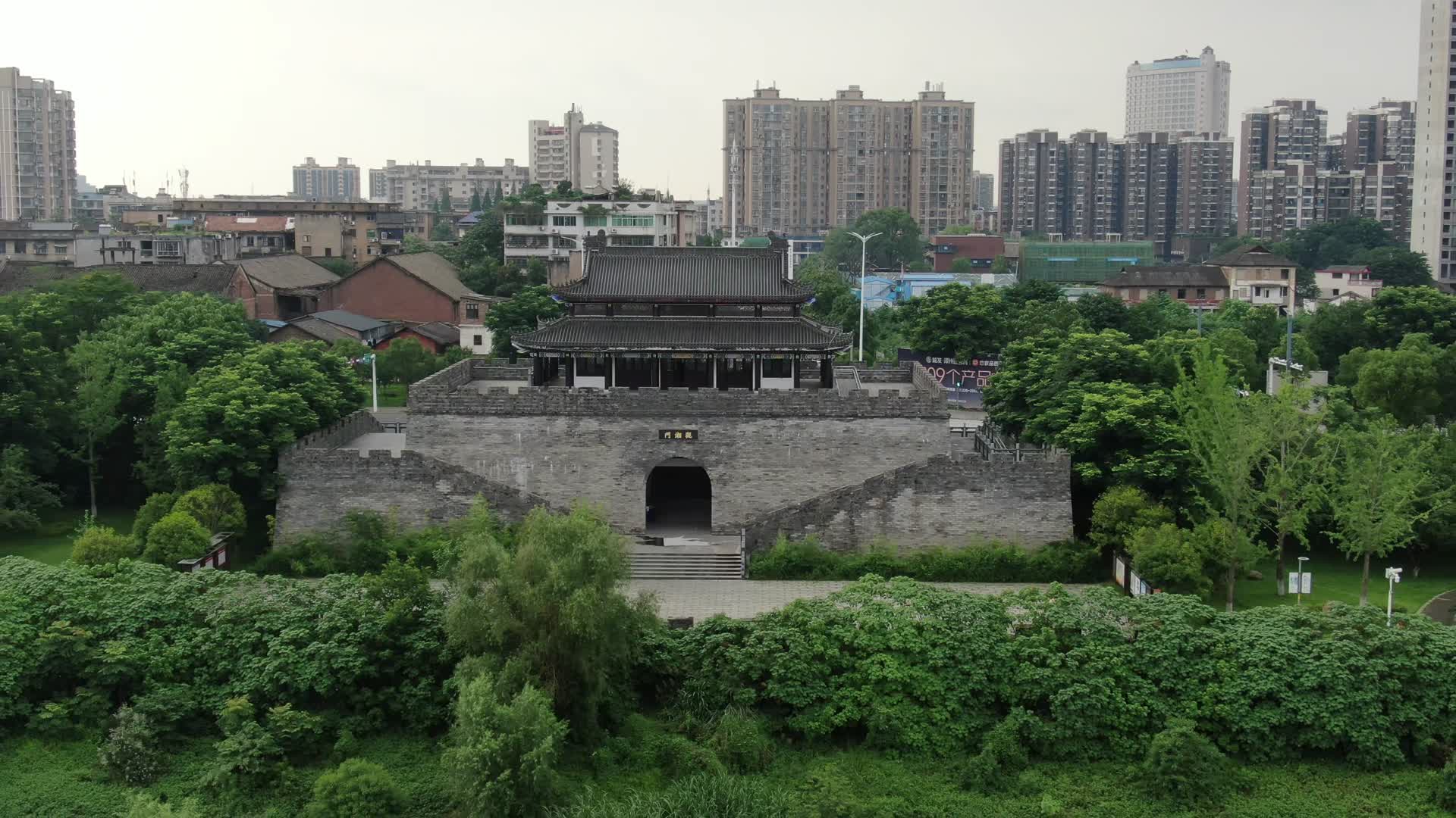 城市航拍湖南湘潭通济门地标建筑视频的预览图