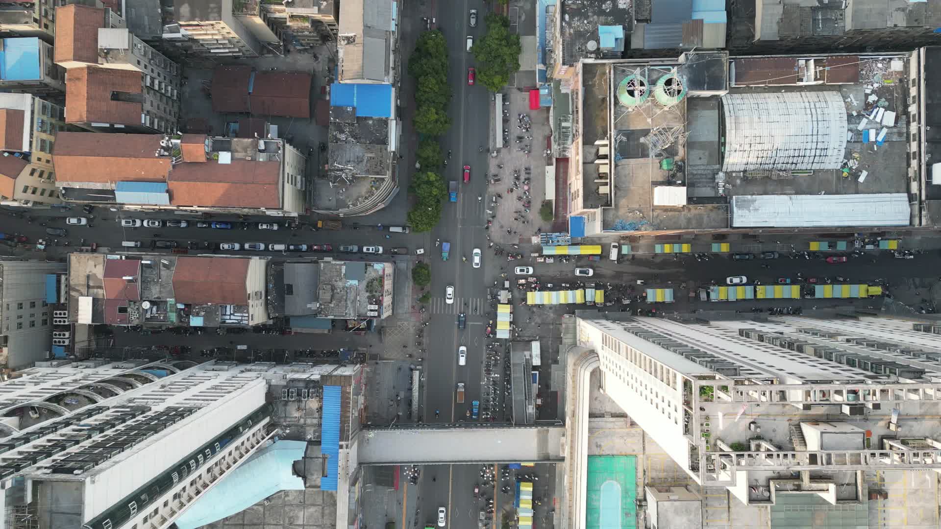 城市老城区房屋住宅航拍视频的预览图