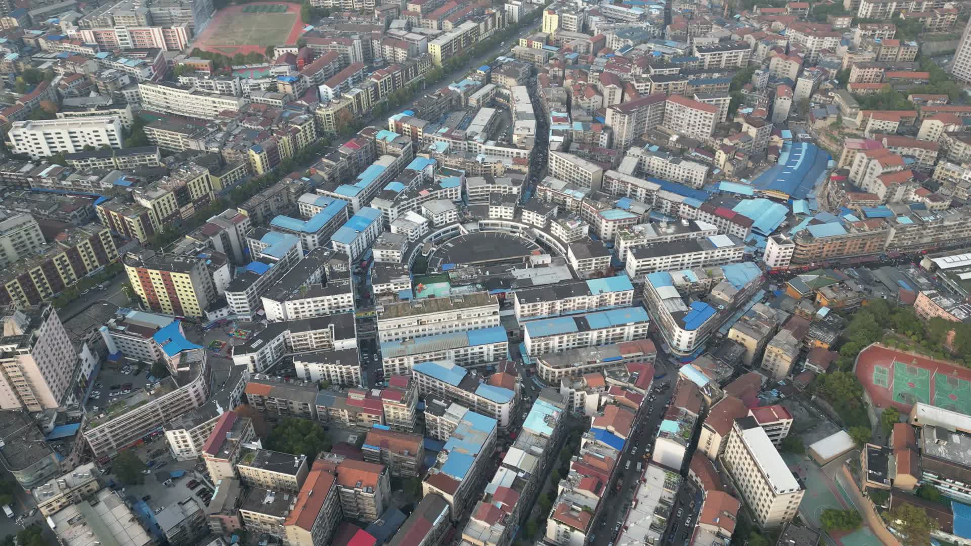 城市老城区住宅小区俯拍视频的预览图