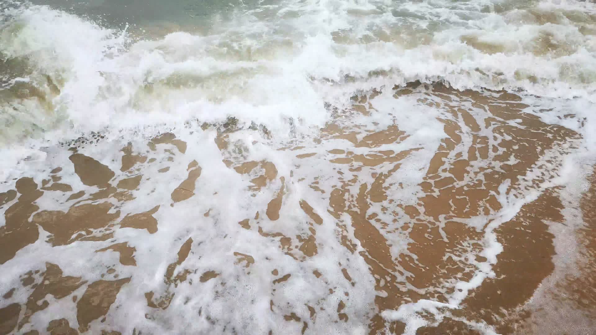 大海海浪沙滩渔船海洋航拍视频的预览图
