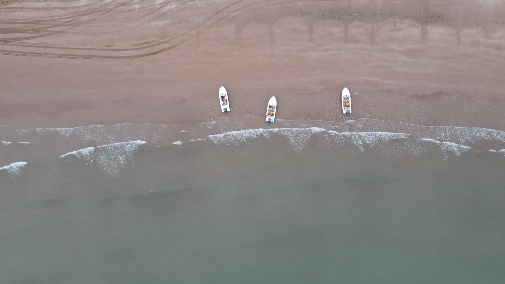 大海沙滩海浪自然风景航拍视频的预览图