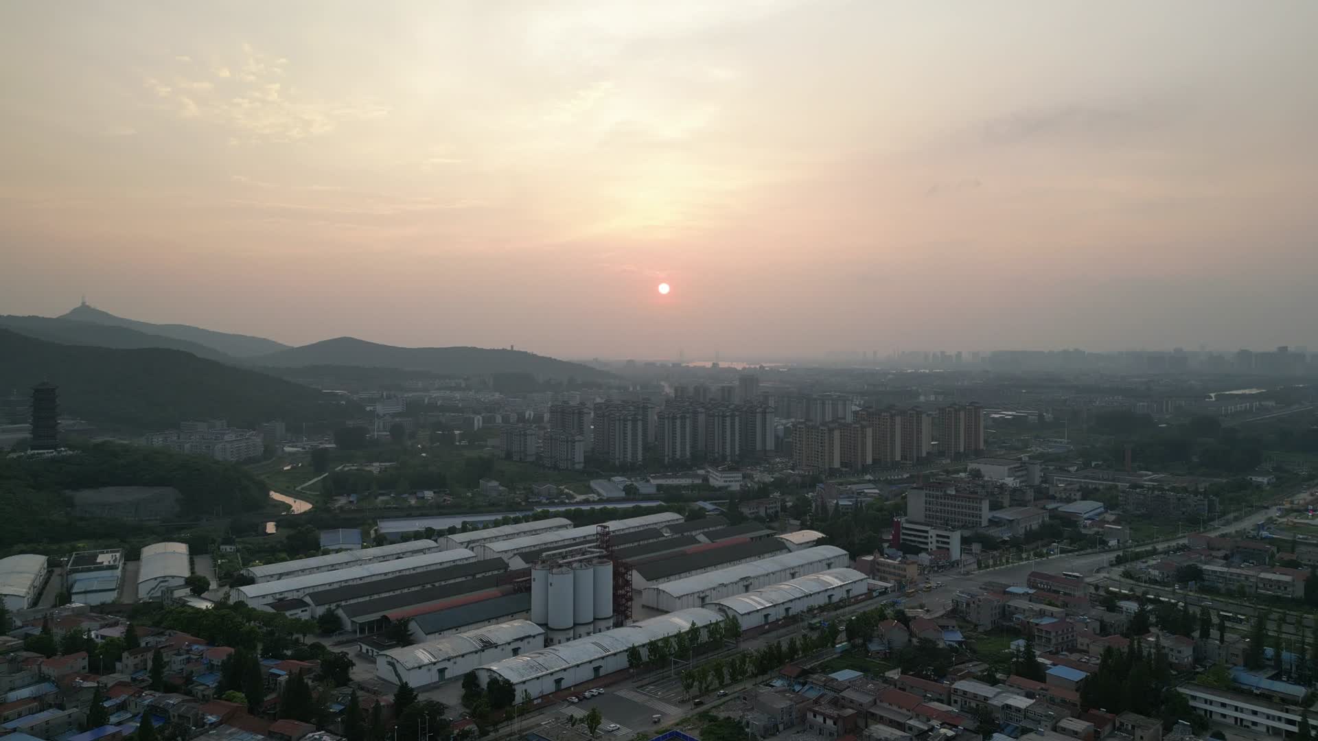 城市日落晚霞航拍湖北襄阳视频的预览图
