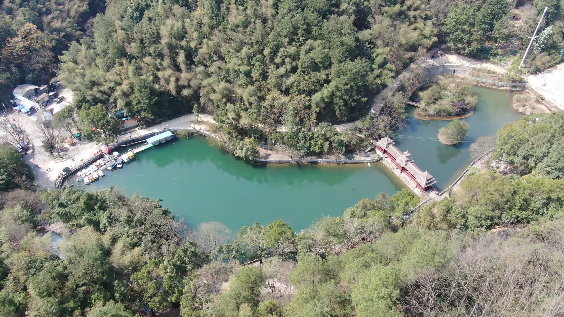 大山蓝色湖泊航拍视频的预览图