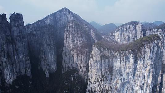 4K恩施大峡谷俏丽岩壁地质地貌航拍视频视频的预览图