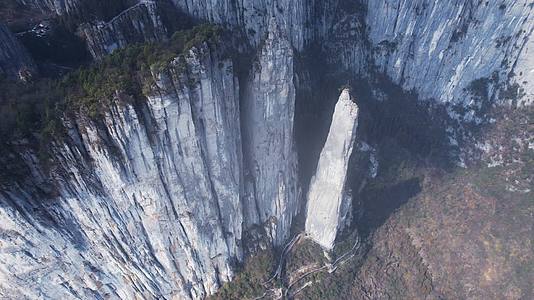 4K恩施大峡谷秀丽山峰竖立岩石航拍视频视频的预览图