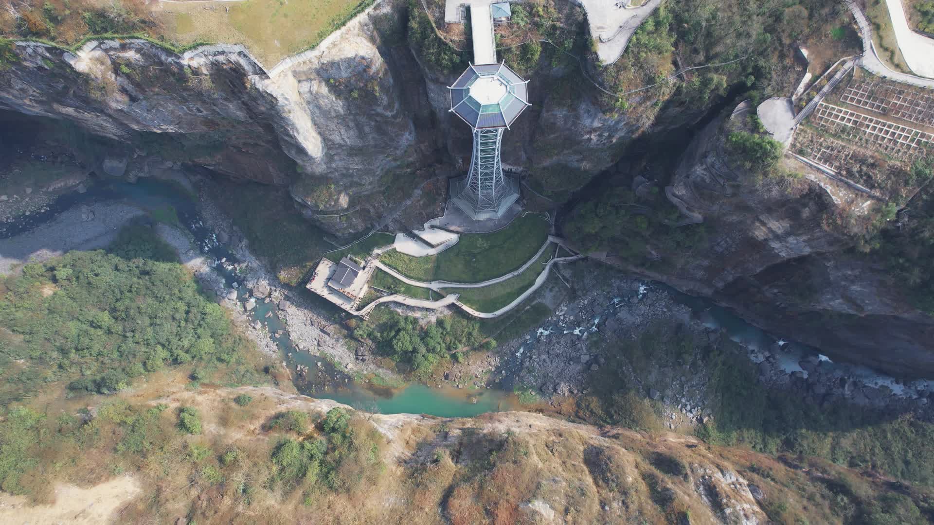 4K俯视恩施大峡谷云龙天梯地缝航拍视频视频的预览图