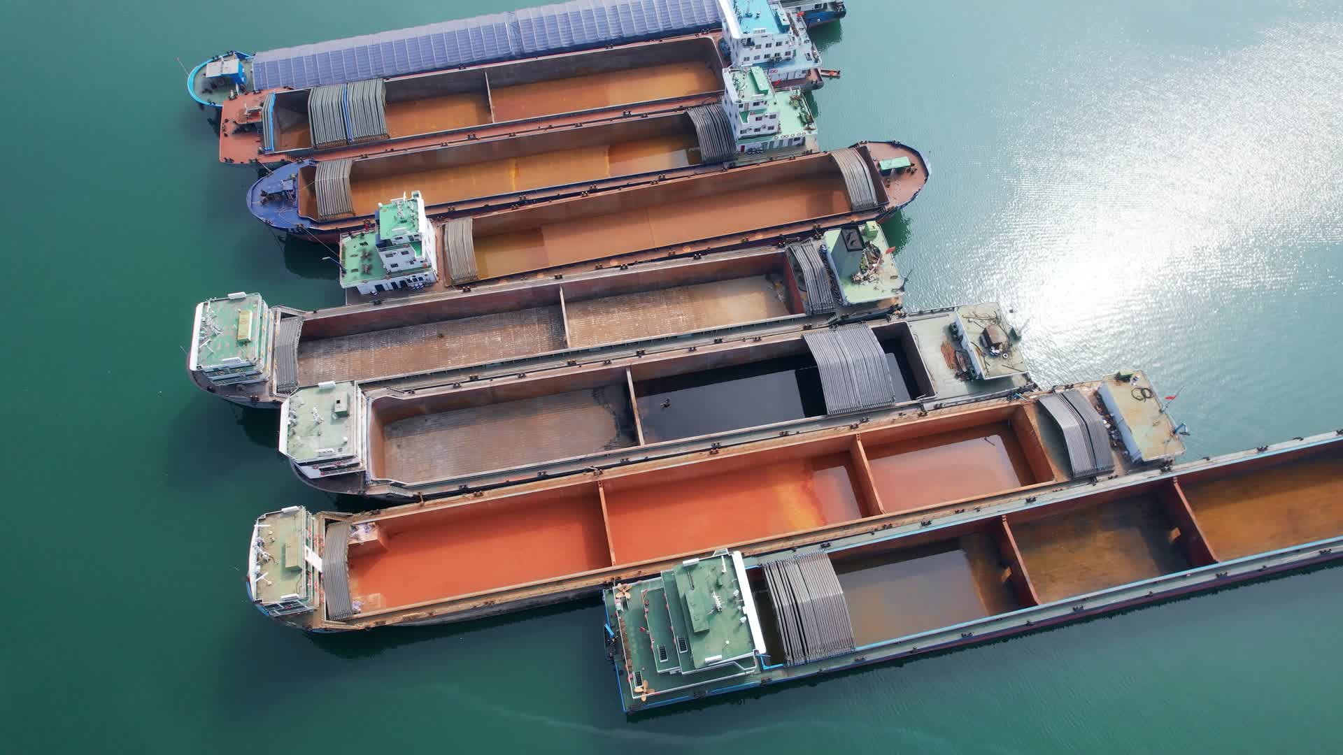 4K湖泊港口停泊的货运船只航拍视频视频的预览图