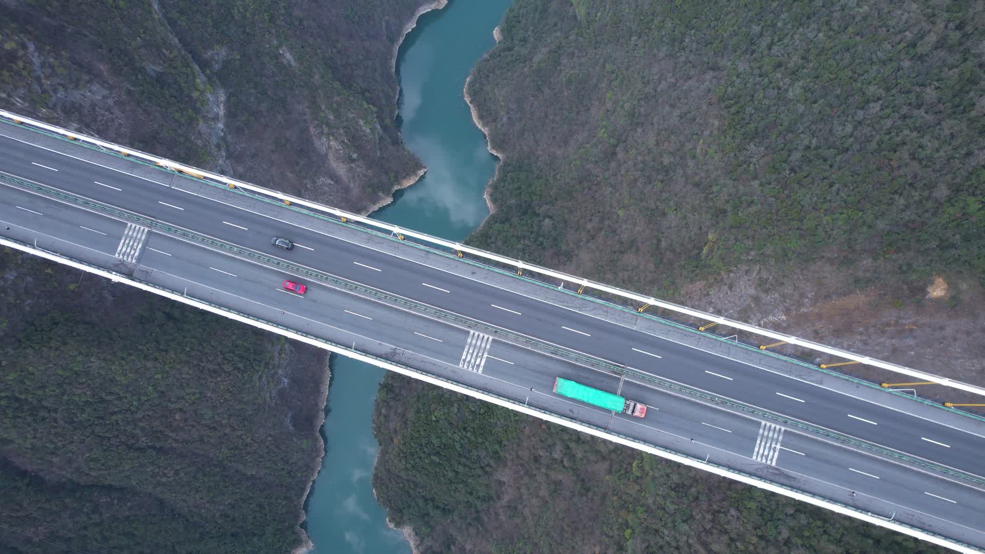 4K世界第二高桥四渡河大桥交通车流航拍视频视频的预览图