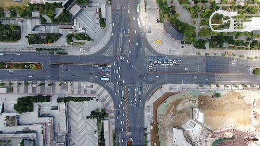 4K航拍城市十字交叉路路口车流视频的预览图