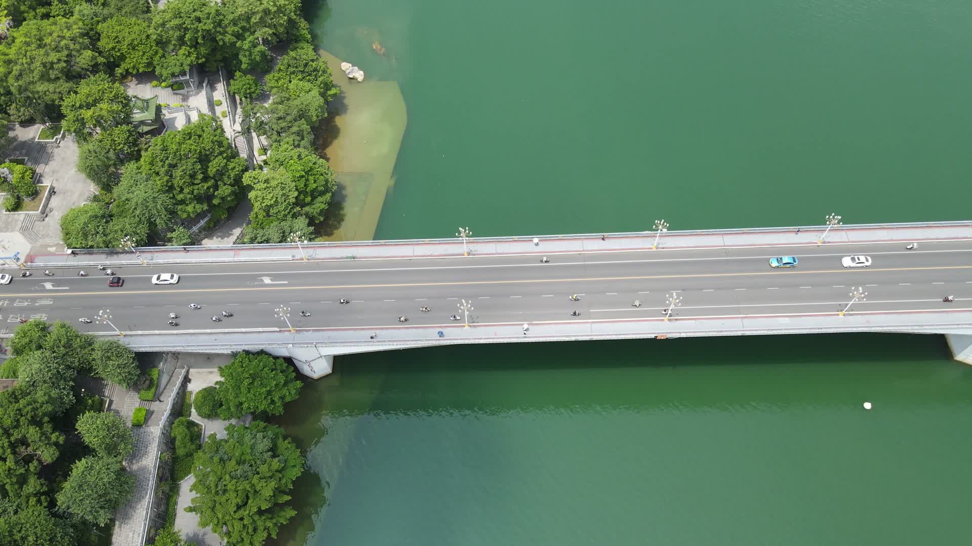 4K航拍广西柳州柳江大桥交通视频视频的预览图