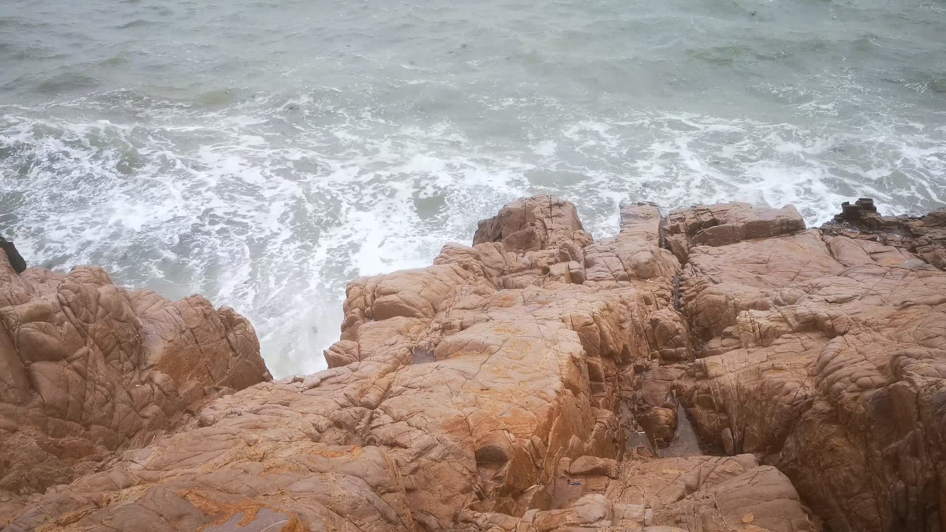 波涛汹涌大海海浪浪花实拍视频的预览图