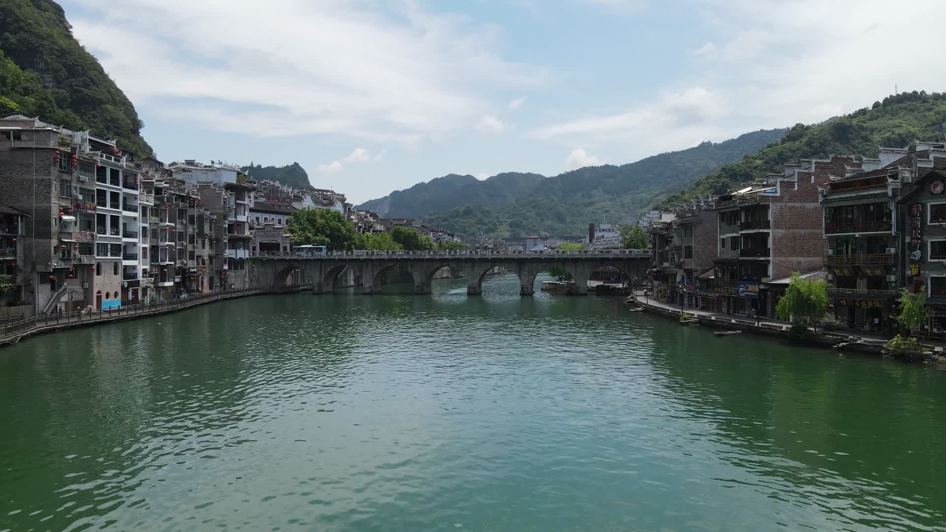 4K航拍贵州镇远古镇5A景区舞阳河两岸视频的预览图