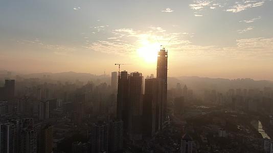 城市航拍城市高楼吊塔日出彩霞视频的预览图