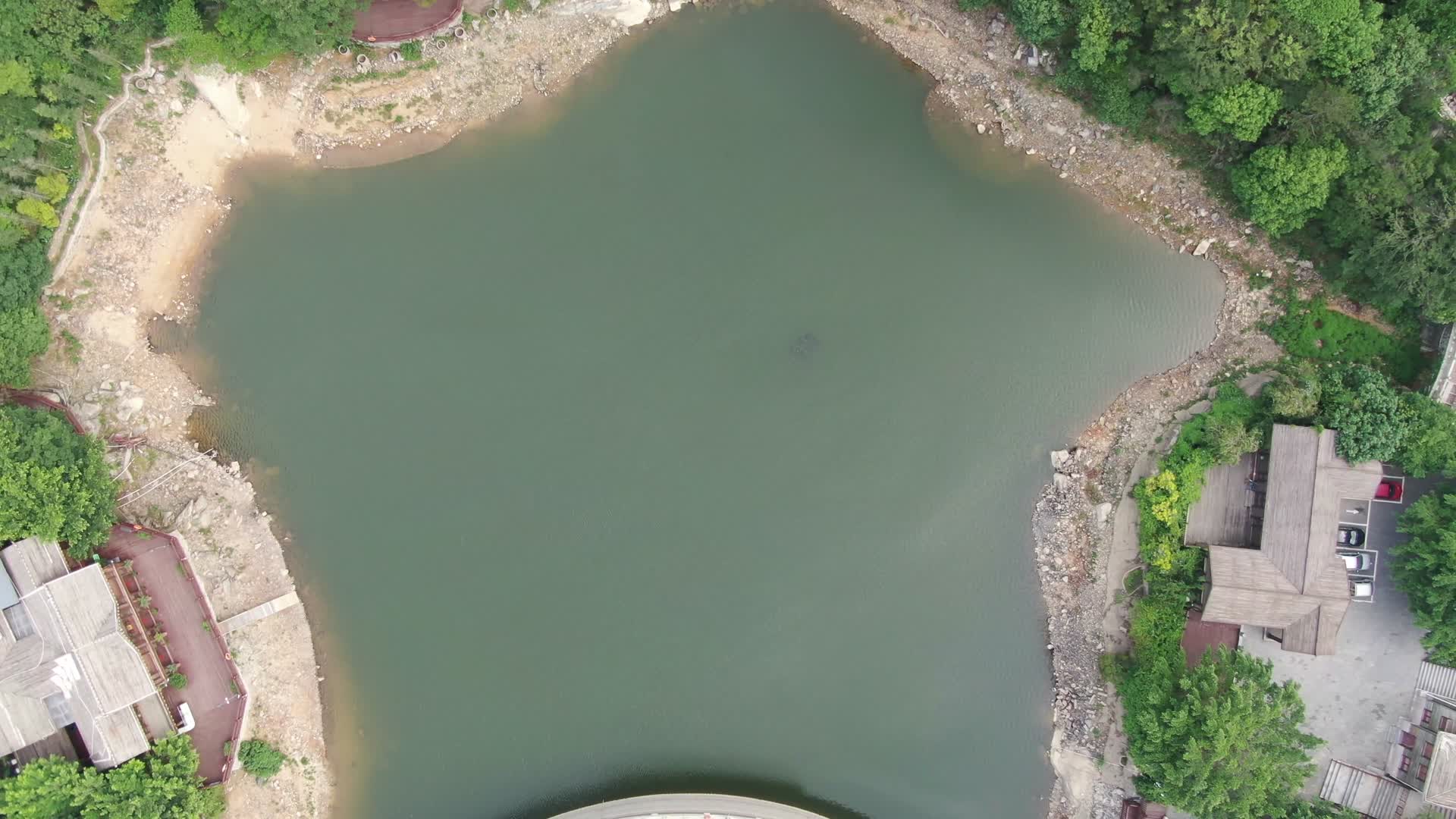 航拍福建泉州清源山5A景区天湖视频的预览图