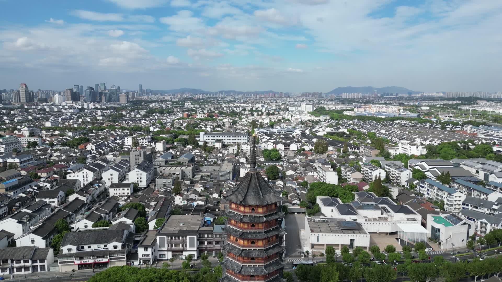 航拍江苏苏州北塔报恩寺视频的预览图