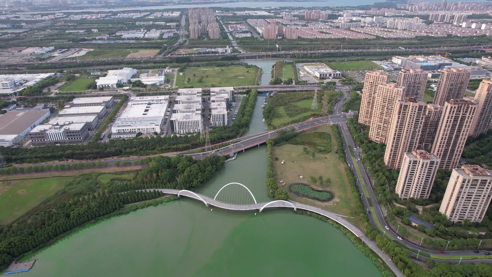 航拍江苏苏州金鸡湖玲珑桥视频的预览图