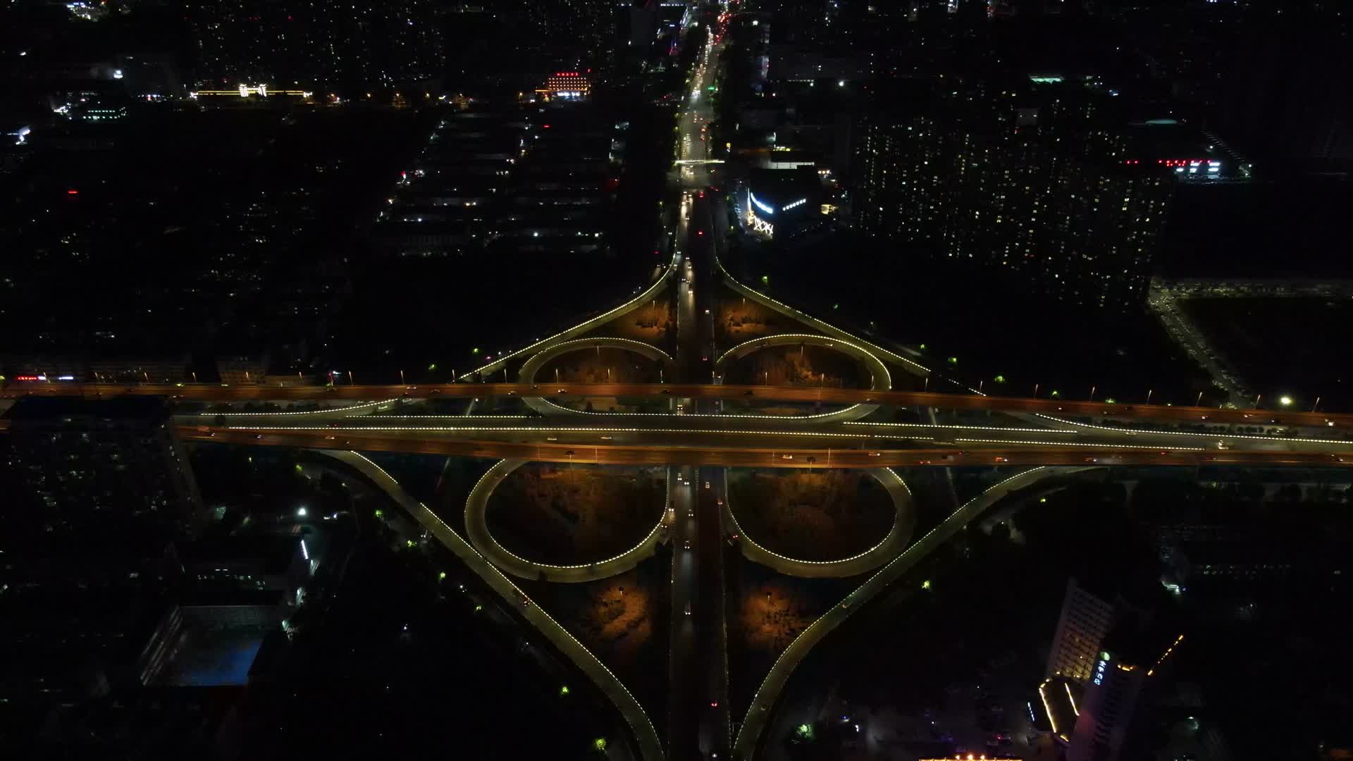 航拍河南郑州立交桥交通夜景视频的预览图