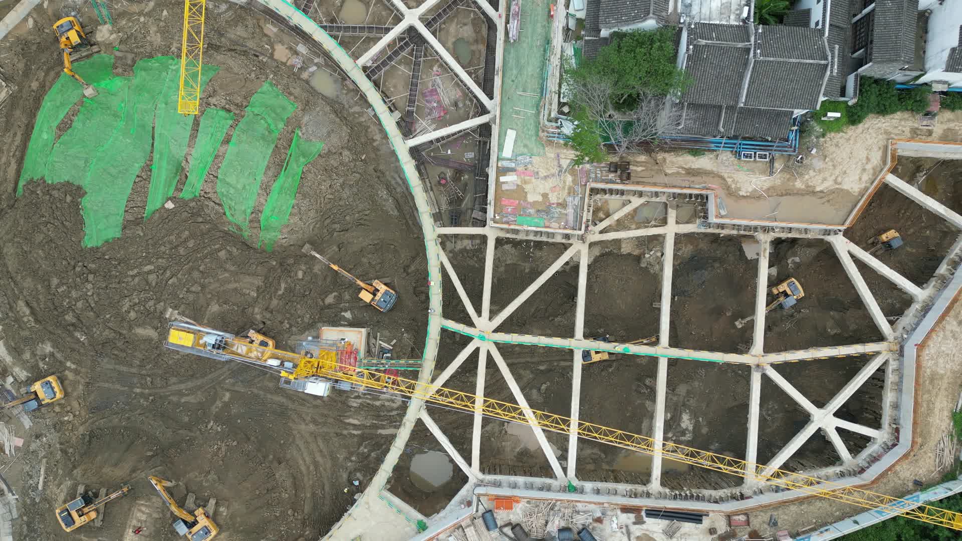 航拍房地产施工工地挖地基视频的预览图