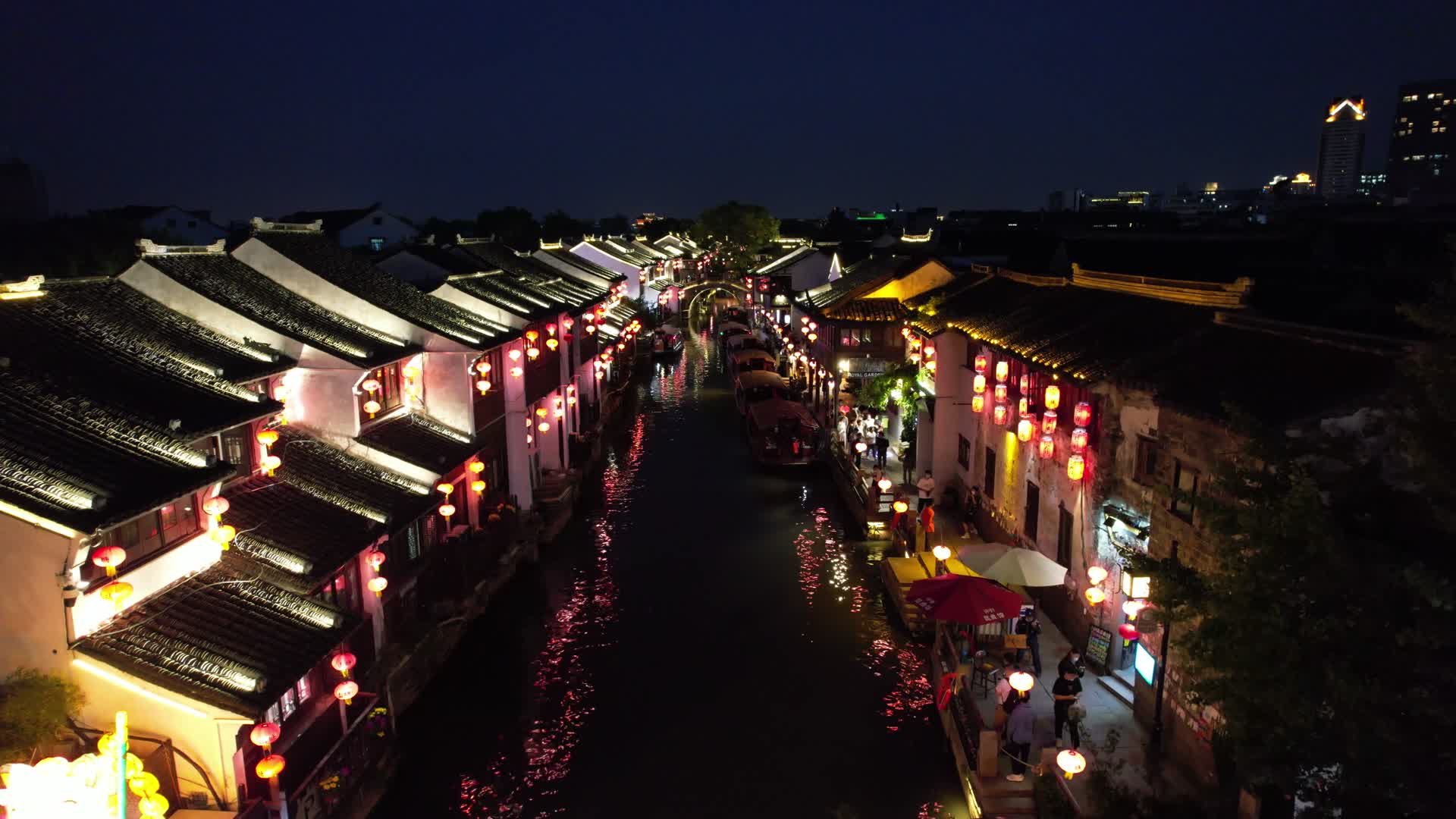 航拍江苏苏州七里山塘景区夜景视频的预览图
