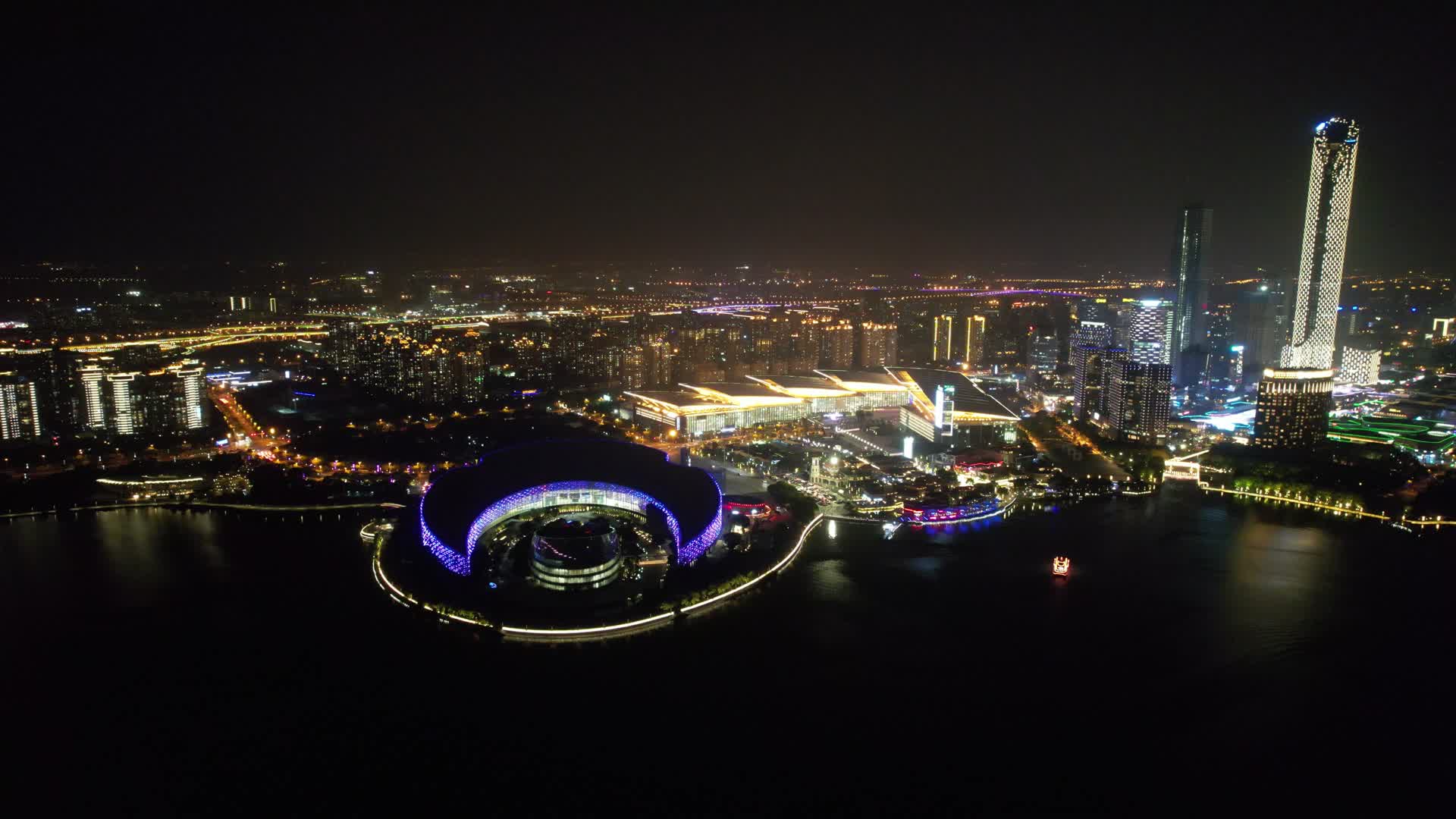 航拍江苏苏州文化艺术中心大剧院夜景视频的预览图