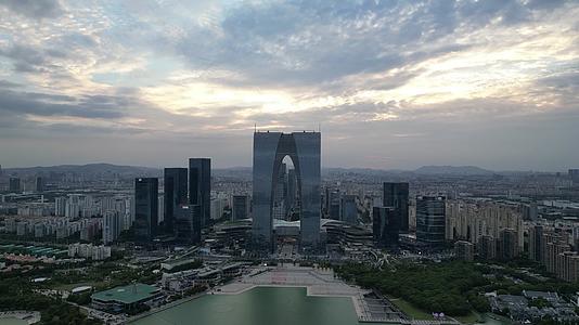 航拍江苏苏州工业园区东风之门地标建筑视频的预览图