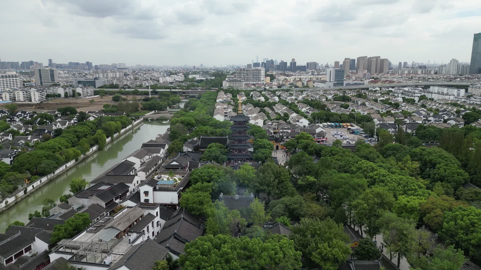 航拍江苏苏州寒山寺4A景区视频的预览图