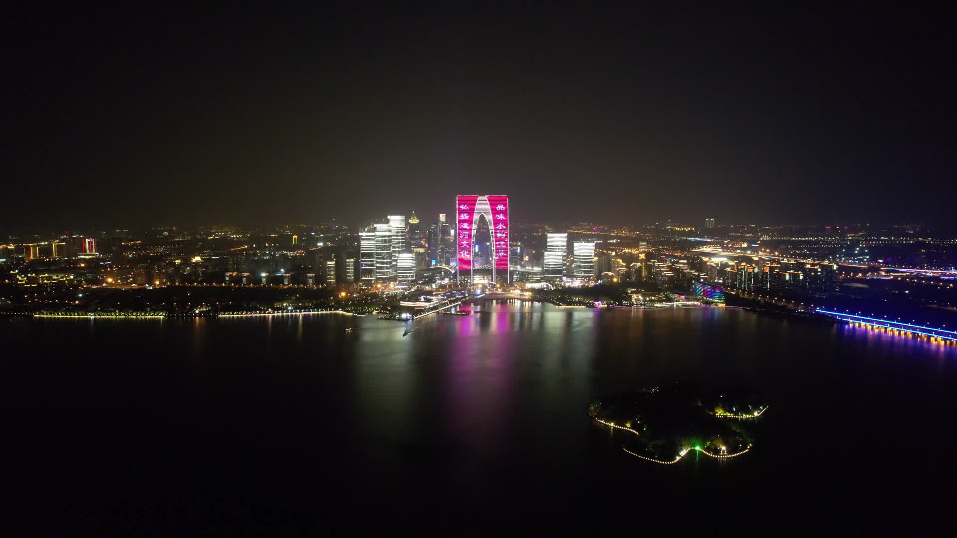 航拍江苏苏州金鸡湖东方之门夜景视频的预览图