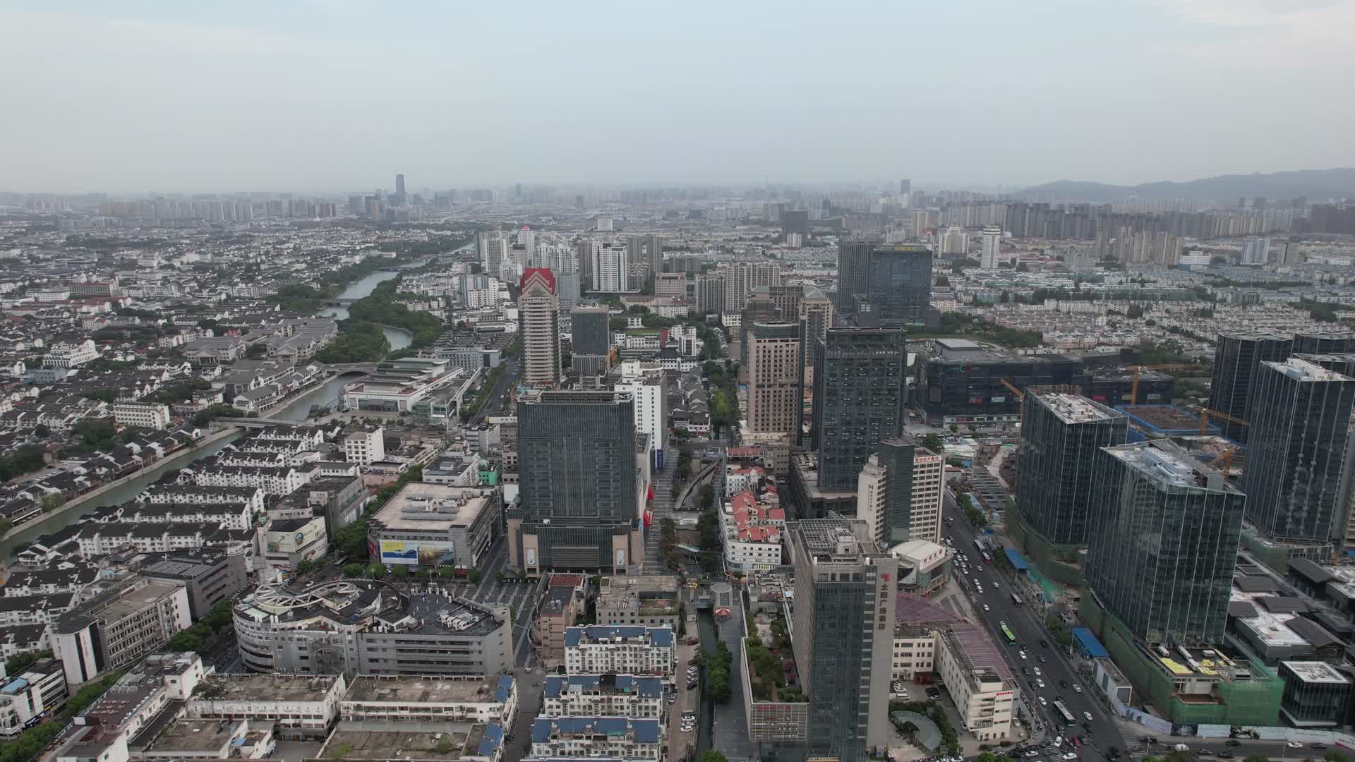 航拍江苏苏州城市商业大楼视频的预览图