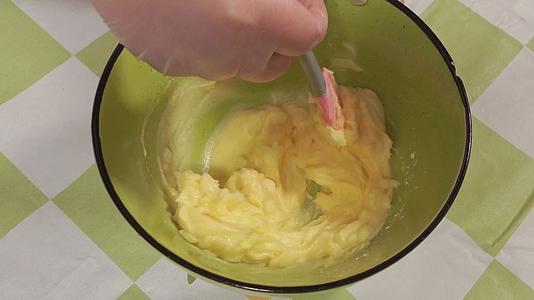 用厨房秤称量黄油加烫混合做饼干视频的预览图
