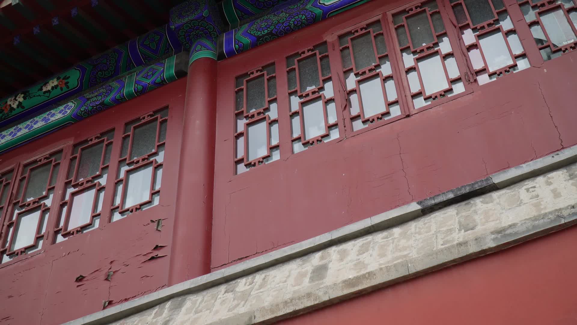 中国中式古建筑雕花门窗视频的预览图