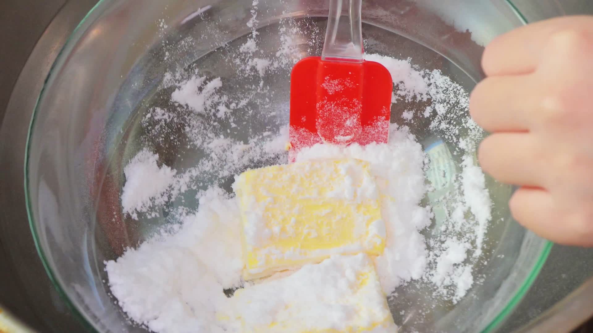 制作饼干坯黄油加糖粉软化混合做甜品西点视频的预览图