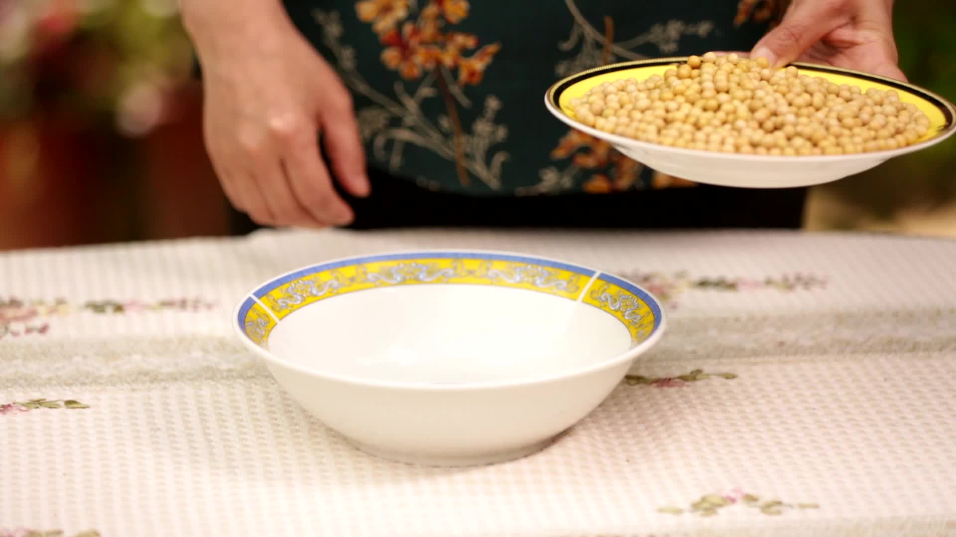 制作健康五谷豆浆的原料磨豆浆煮豆浆视频的预览图
